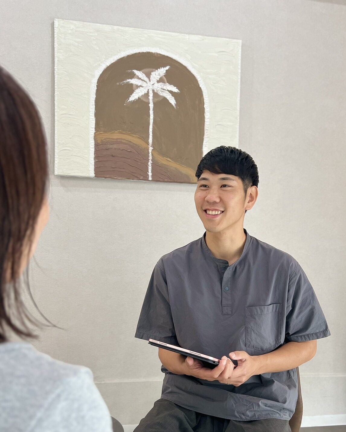 施術者が対話しながらカウンセリングする様子